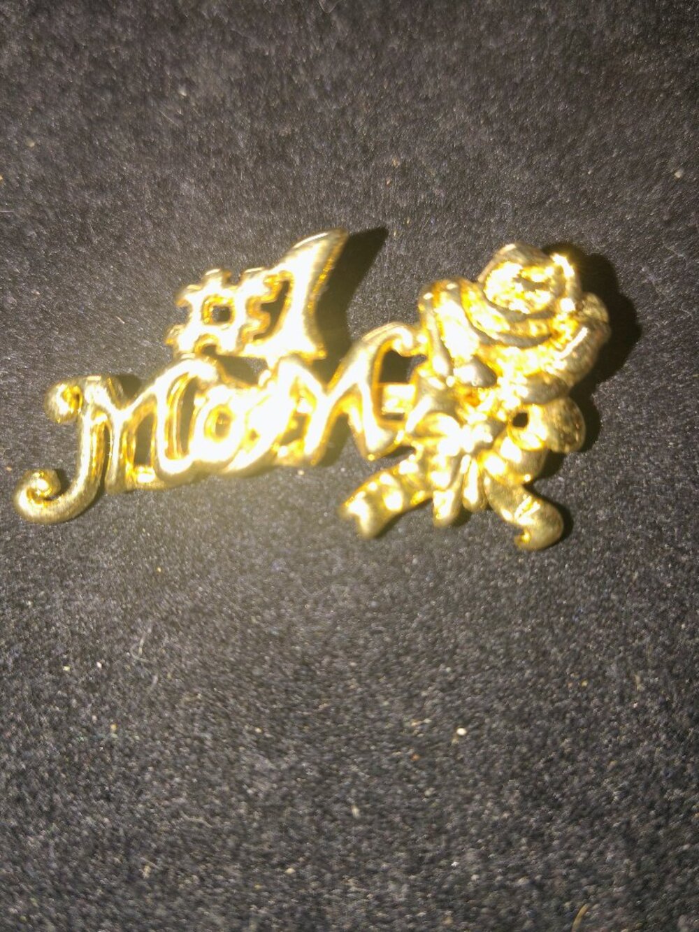 Vintage Gold‑Tone “#1 Mom” Rose Lapel Pin – Script Font – 1980s/1990s